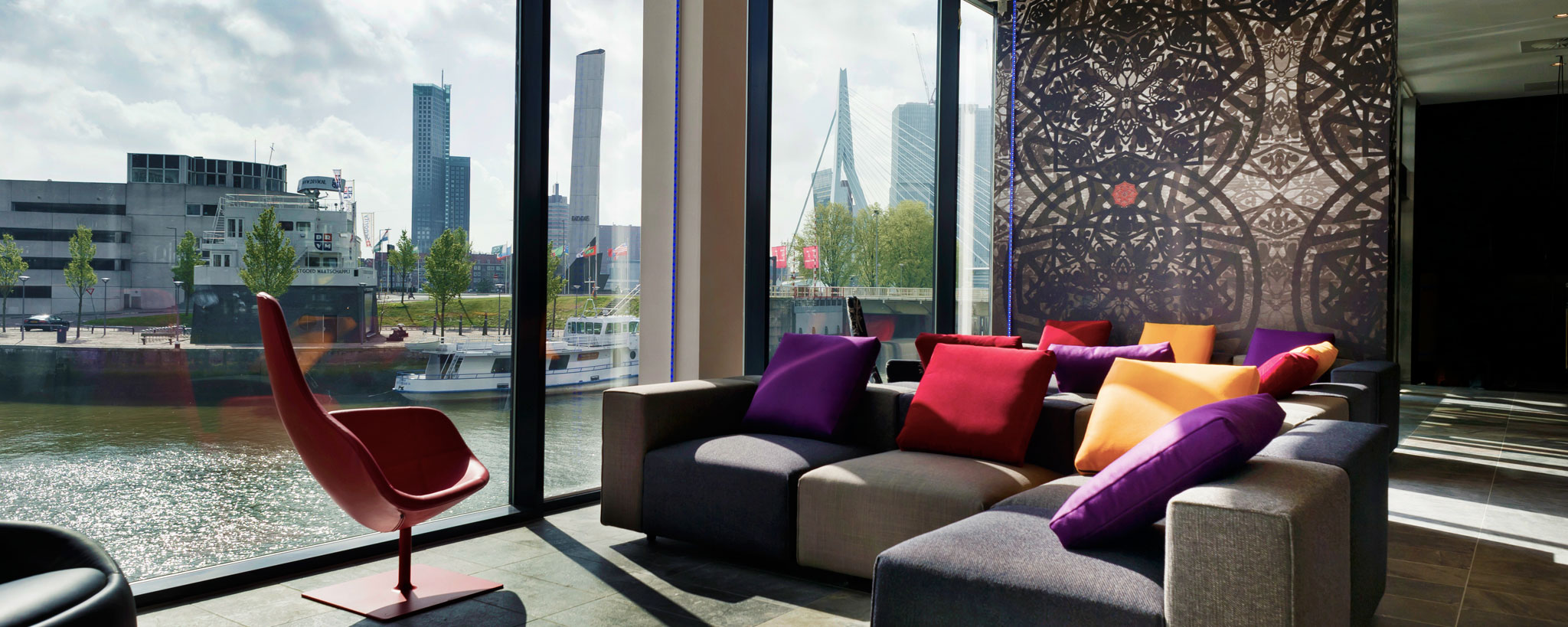 Genießen Sie den spektakulären Blick auf die Skyline von Rotterdam